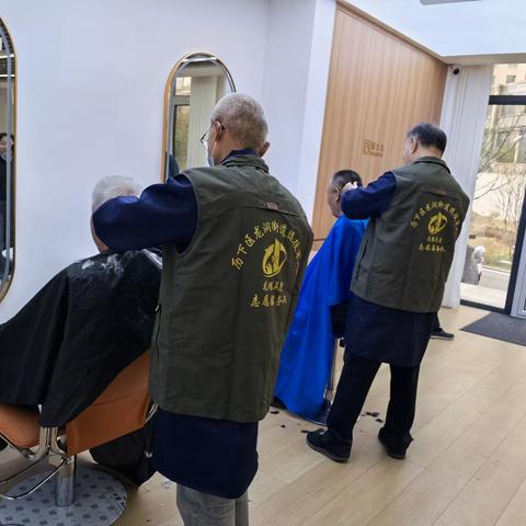 【先锋龙洞】银发剪刀手，温暖社区里——西江华府社区退役军人志愿服务队开展志愿理发活动