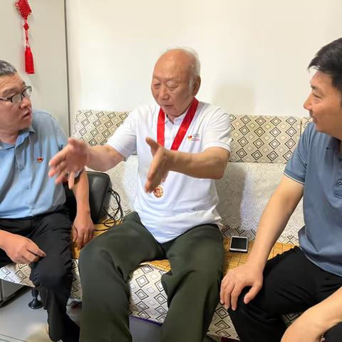 “党徽闪耀 薪火相传”—智远街道林景苑社区“光荣在党50年”纪念章颁发活动