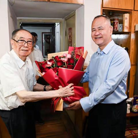 钟筱军慰问公司退休老领导