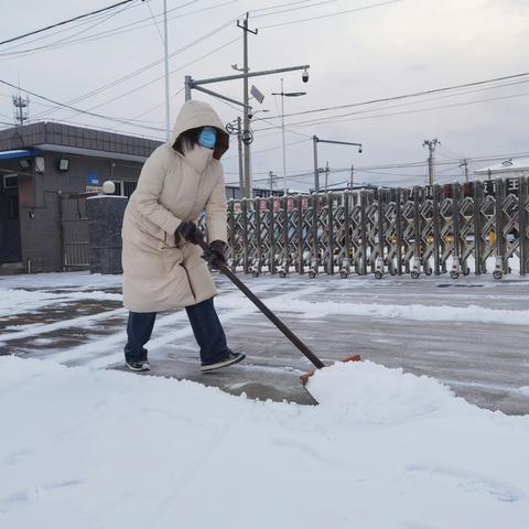 [河南寨中学]冬日齐扫雪，热情暖人心 —河南寨中学教职工开展扫雪除冰活动