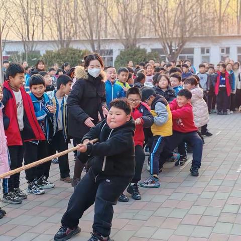 凝心聚力    活力开拔—郭村学区三十里铺中心校举行迎元旦拔河比赛