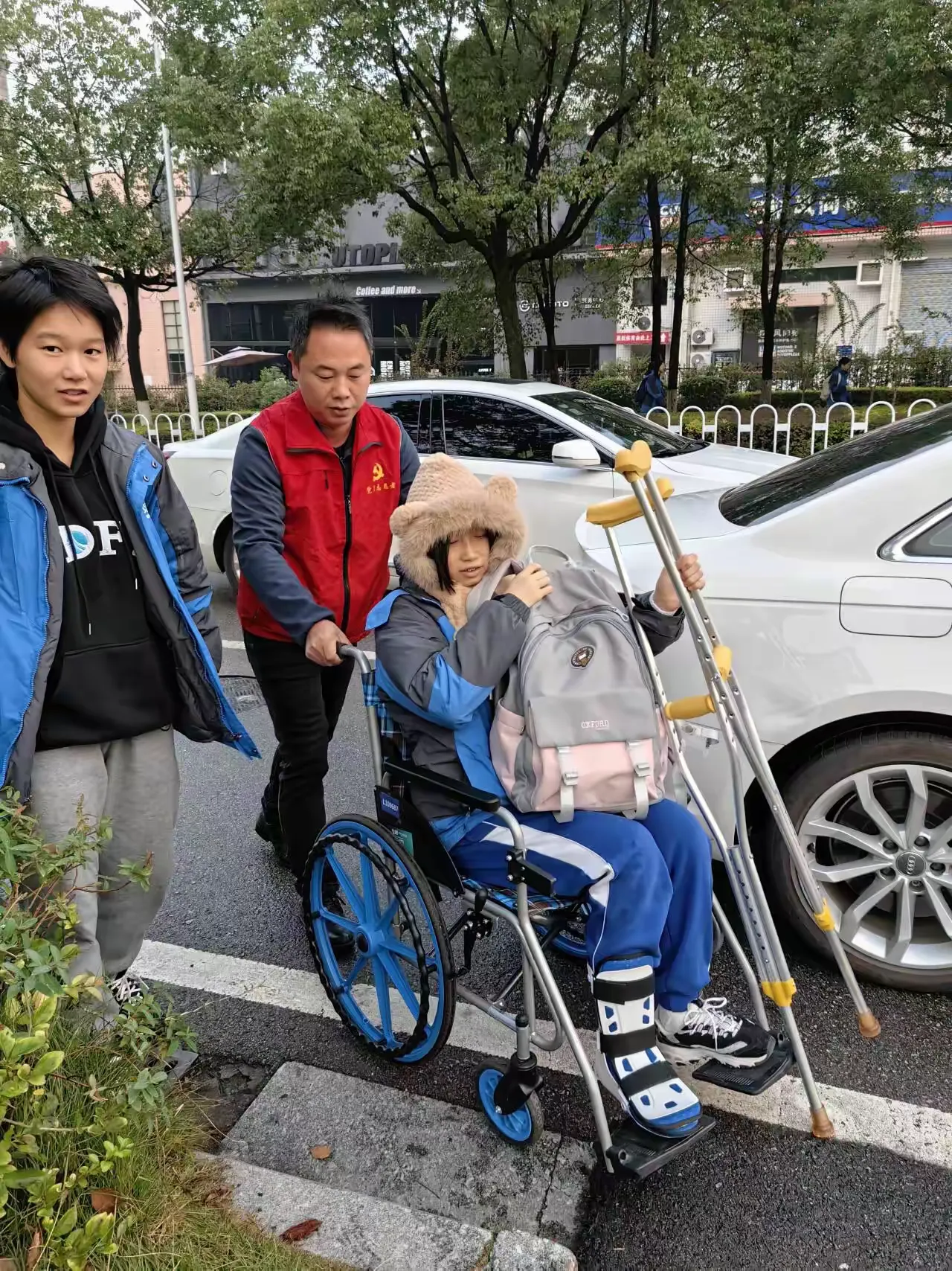 简篇-2210班“守护并感受着,冷雨却热情着”
——记10班护学岗
