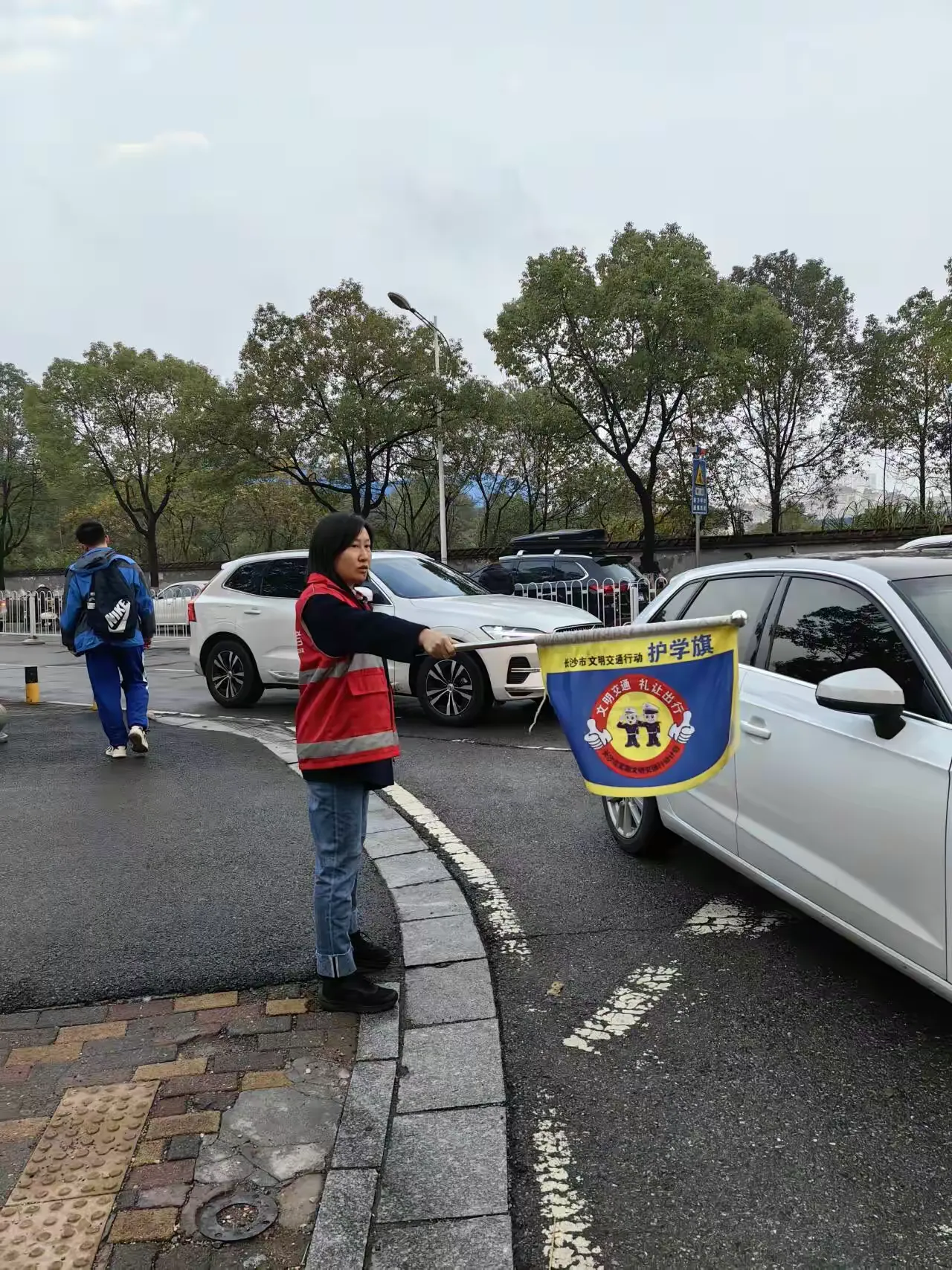 简篇-2210班“守护并感受着,冷雨却热情着”
——记10班护学岗