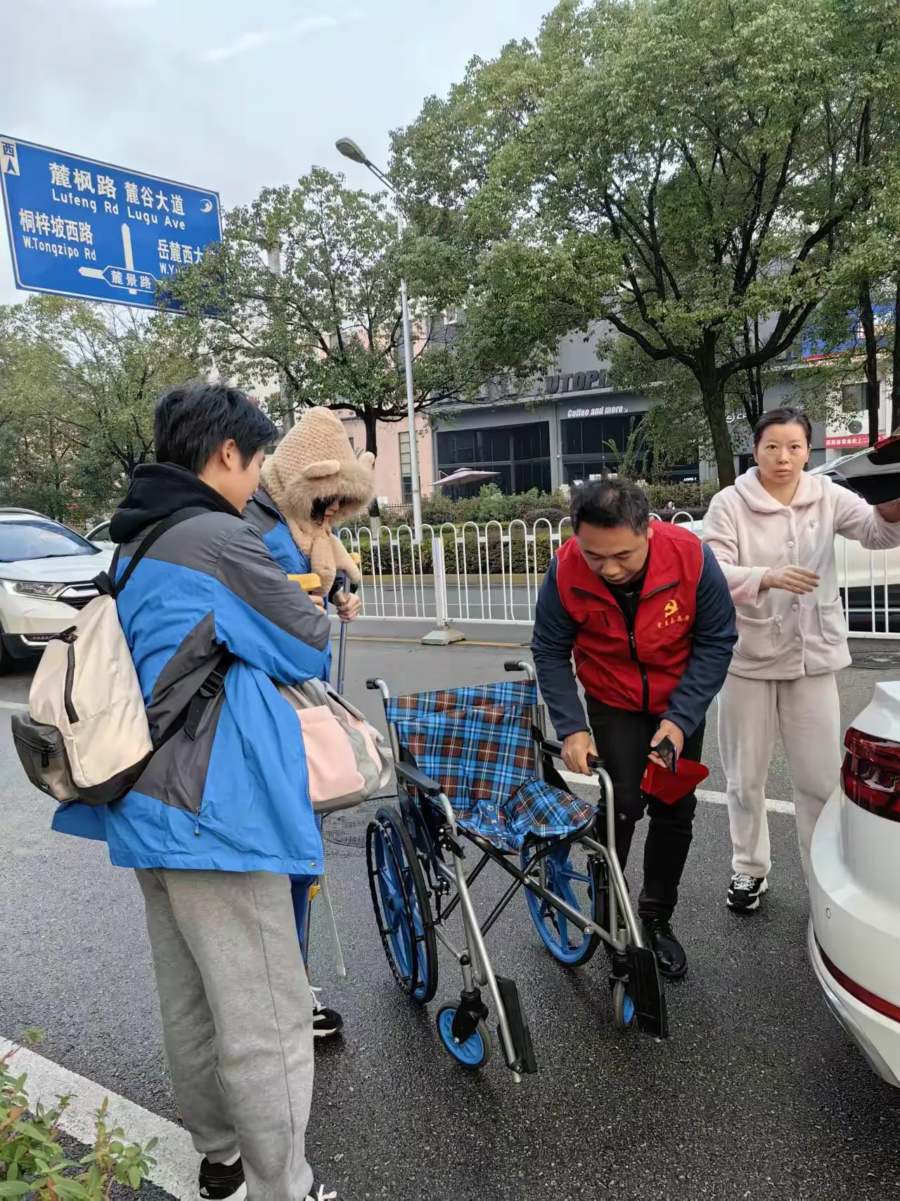 简篇-2210班“守护并感受着,冷雨却热情着”
——记10班护学岗