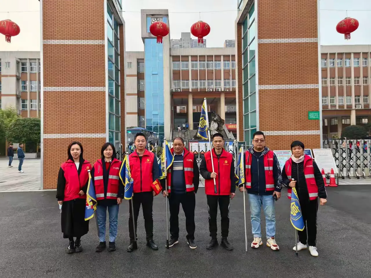 简篇-2210班“守护并感受着,冷雨却热情着”
——记10班护学岗