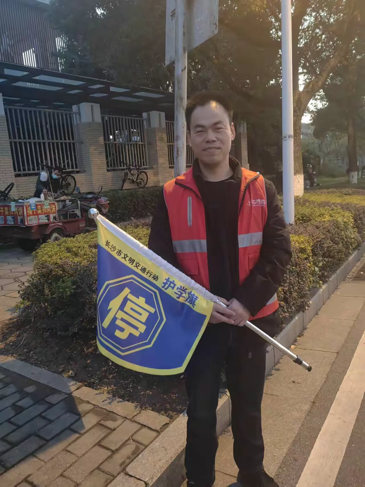 简篇-2210班“守护并感受着,冷雨却热情着”
——记10班护学岗
