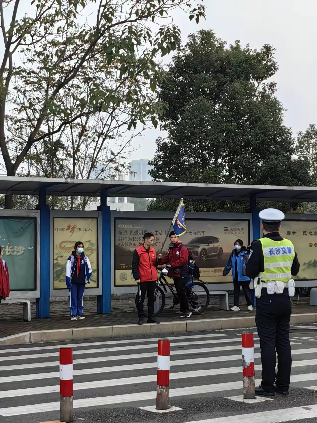 简篇-2210班“守护并感受着,冷雨却热情着”
——记10班护学岗