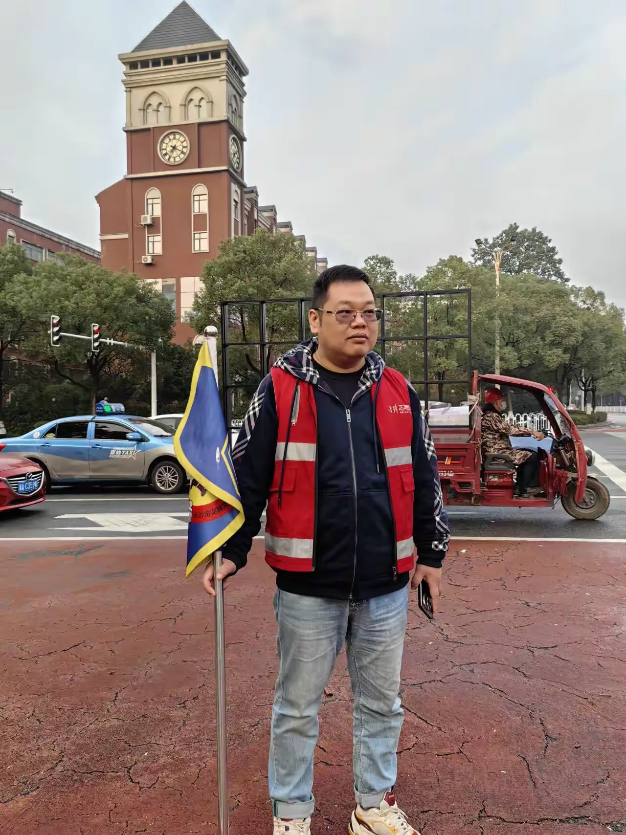 简篇-2210班“守护并感受着,冷雨却热情着”
——记10班护学岗