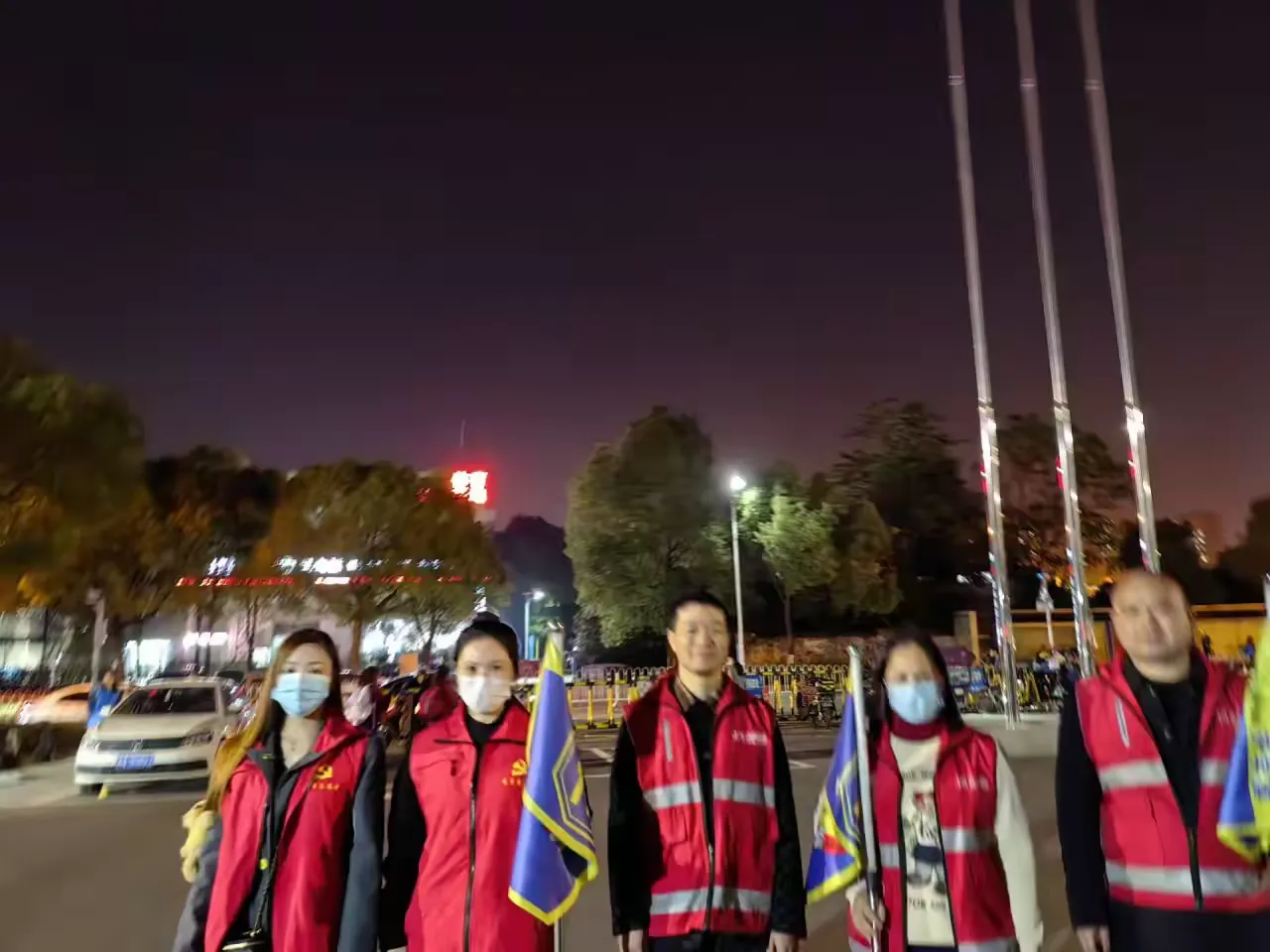 简篇-2210班“守护并感受着,冷雨却热情着”
——记10班护学岗