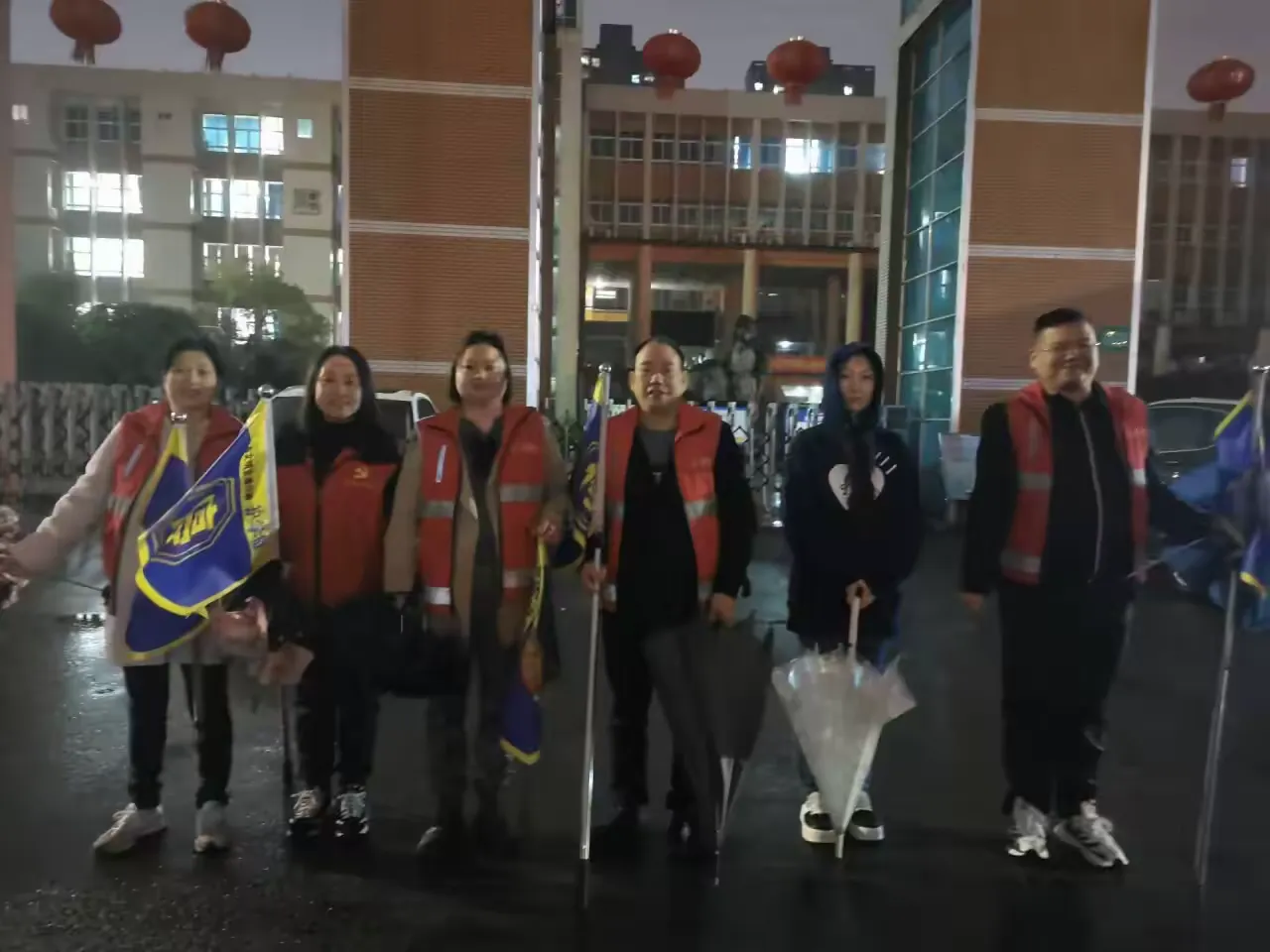 简篇-2210班“守护并感受着,冷雨却热情着”
——记10班护学岗
