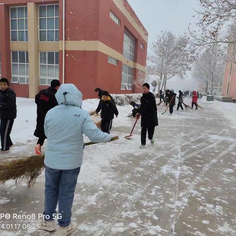 【瑞雪撒校园 扫雪暖心间】记录临邑县翟家中学师生扫雪瞬间