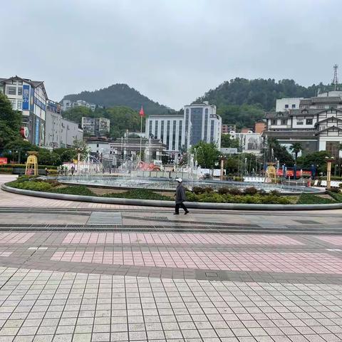 【红花岗区市政环卫处广场所】节日坚守岗位 用汗水守护广场美丽