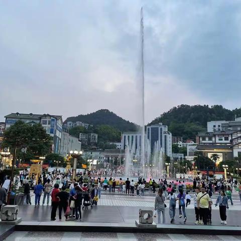 【红花岗区市政环卫处广场所】站好节假日最后一班岗 维护广场环境卫生秩序