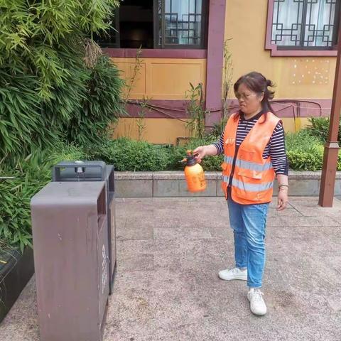 【红花岗区市政环卫处广场所】严阵以待 为高考悻悻学子保驾护航