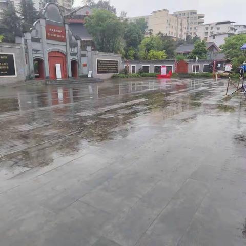 【红花岗区市政环卫处广场所】闻“汛”而动 扎实做好雨天广场道路保畅工作