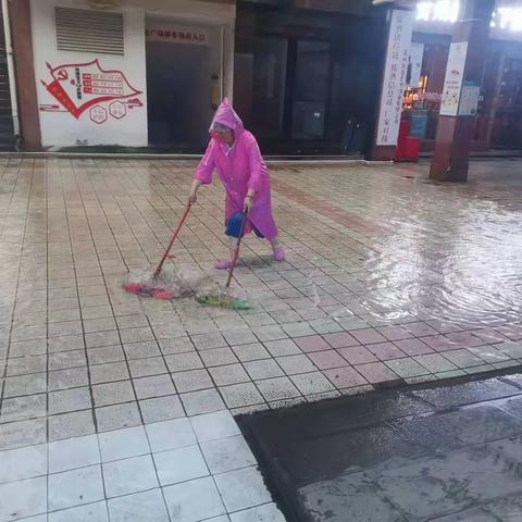 【红花岗区市政环卫处广场所】不惧风雨，坚守岗位努力干