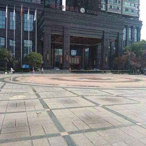 【红花岗区市政环卫处广场所】战高温斗酷暑环卫工人用汗水擦亮城市广场“颜值”