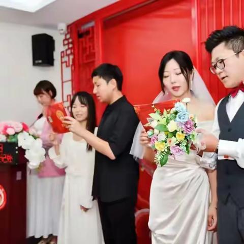 三亚“七夕”婚俗改革活动温情启幕 新人集体颁证许下爱的誓言
