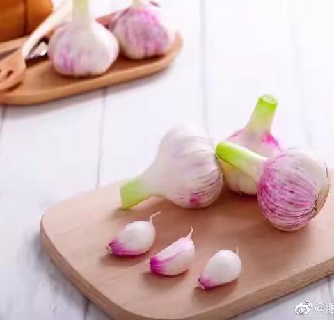 注意：长期食蒜是对眼睛有伤害的！