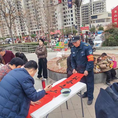 绿满兴平 福进万家 ——兴平市绿化办开展写春联送温暖活动
