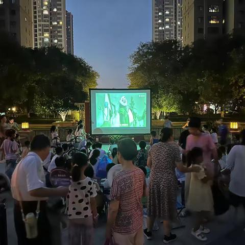 “露天电影进社区，炎炎夏日一起看”——中海凯旋门社区组织公益观影活动