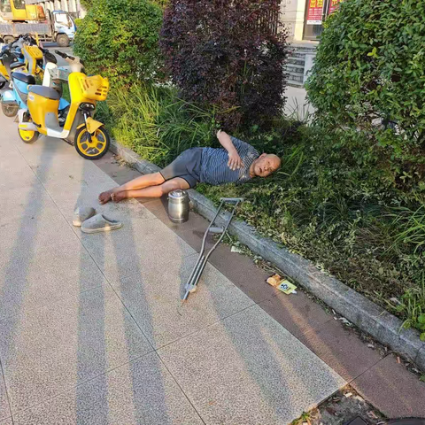 “大爷别怕，我陪您！”老人摔倒 网格员暖心救助