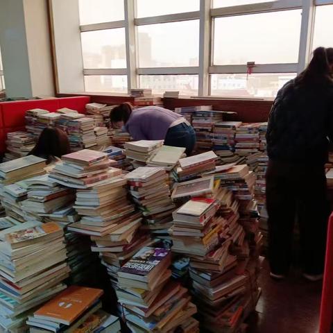 临潼区图书馆开展书库整理工作，奏响总馆改建集结号