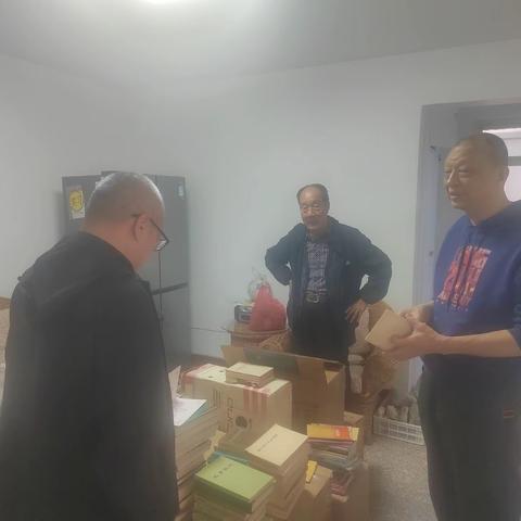 文学爱好者智建老先生为临潼区图书馆捐赠大量书籍1000余册