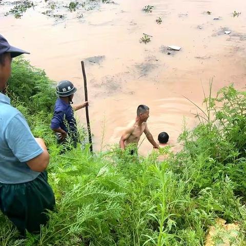 防汛一线先锋队——柘港乡党员干部下河堵函洞