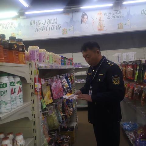 龙湖市场监管所开展校园食品安全排查整治专项行动