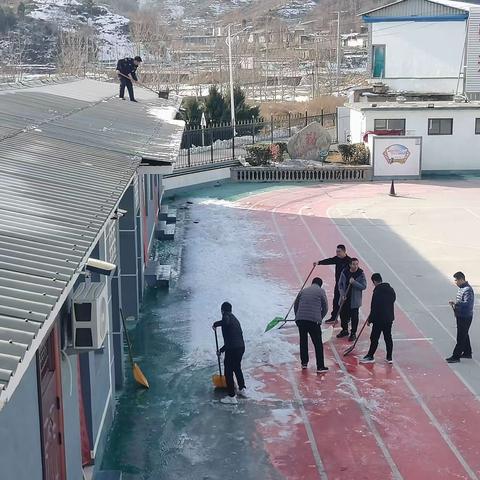 蝉房学区党员干部清理校园积雪