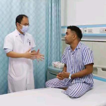 【自贸港先锋】一台手术，两种语言，全程温暖