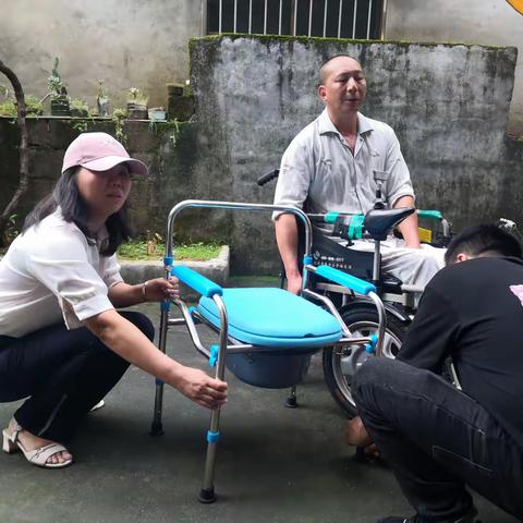 关爱残疾人——为残疾人送辅助器具上门