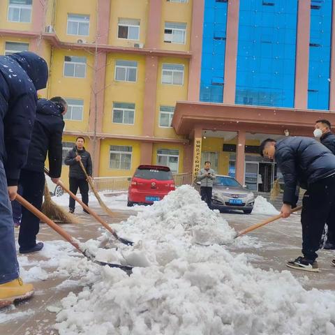 县疾病预防控制中心（县卫生监督所）开展清雪除冰活动