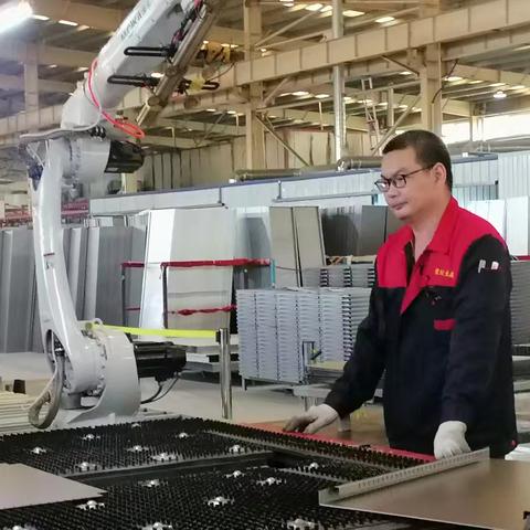 假期的坚守 车间的赞歌