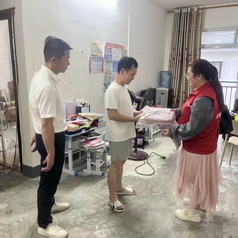 社工服务｜ “爱心跨千里，书包送到家”龙凤公益服务站开展爱心书包捐赠活动