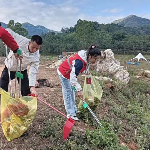 东河镇网格员在东方小桂林联合开展净滩活动