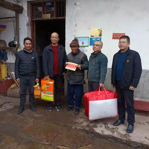 市人大法制委主任委员梁方球深入新丰街镇走访慰问困难老党员