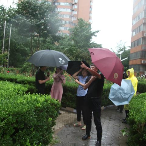 风雨中坚守 筑牢防汛 “安全堤”