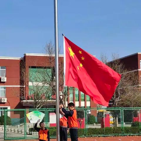 杨柳雪镇中心学校举行主题为“学习周总理精神，做一个谦虚的人”的主题升旗活动