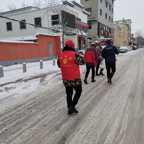 温暖来敲门 社区“雪中送菜” ——“暖心菜”温暖老人心