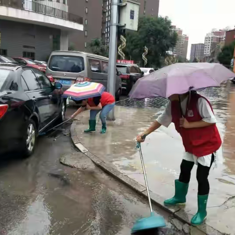 社区治理精细化 雨天巡查不停步