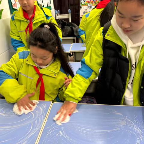 开学大扫除   “净”迎新学期——翠林蓝湾小学开展春季开学大扫除活动
