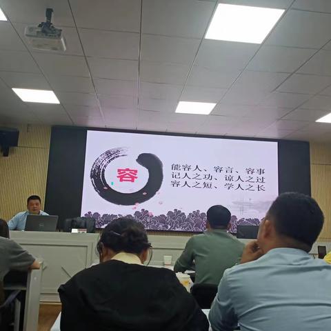 聚校长之力，构建幸福校园