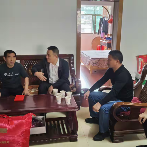 弋阳县开展清明“替烈士看爹娘，关爱革命英烈后代”活动