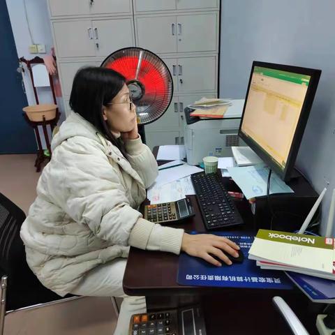 星光不问赶路人  通宵达旦工作忙