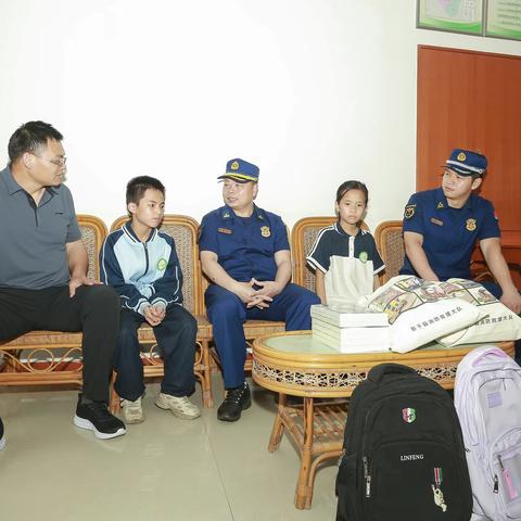 燃梦火焰蓝  欢乐过六一——新干大队开展“火焰蓝 红领巾  手拉手”主题活动