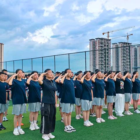 "烈日铸魂，习惯立身"——丰都育才中学七年级新生行为习惯训练纪实