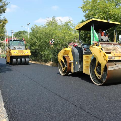 溧阳通镇村公交线路“黑色化”改造施工项目 已进入沥青路面摊铺