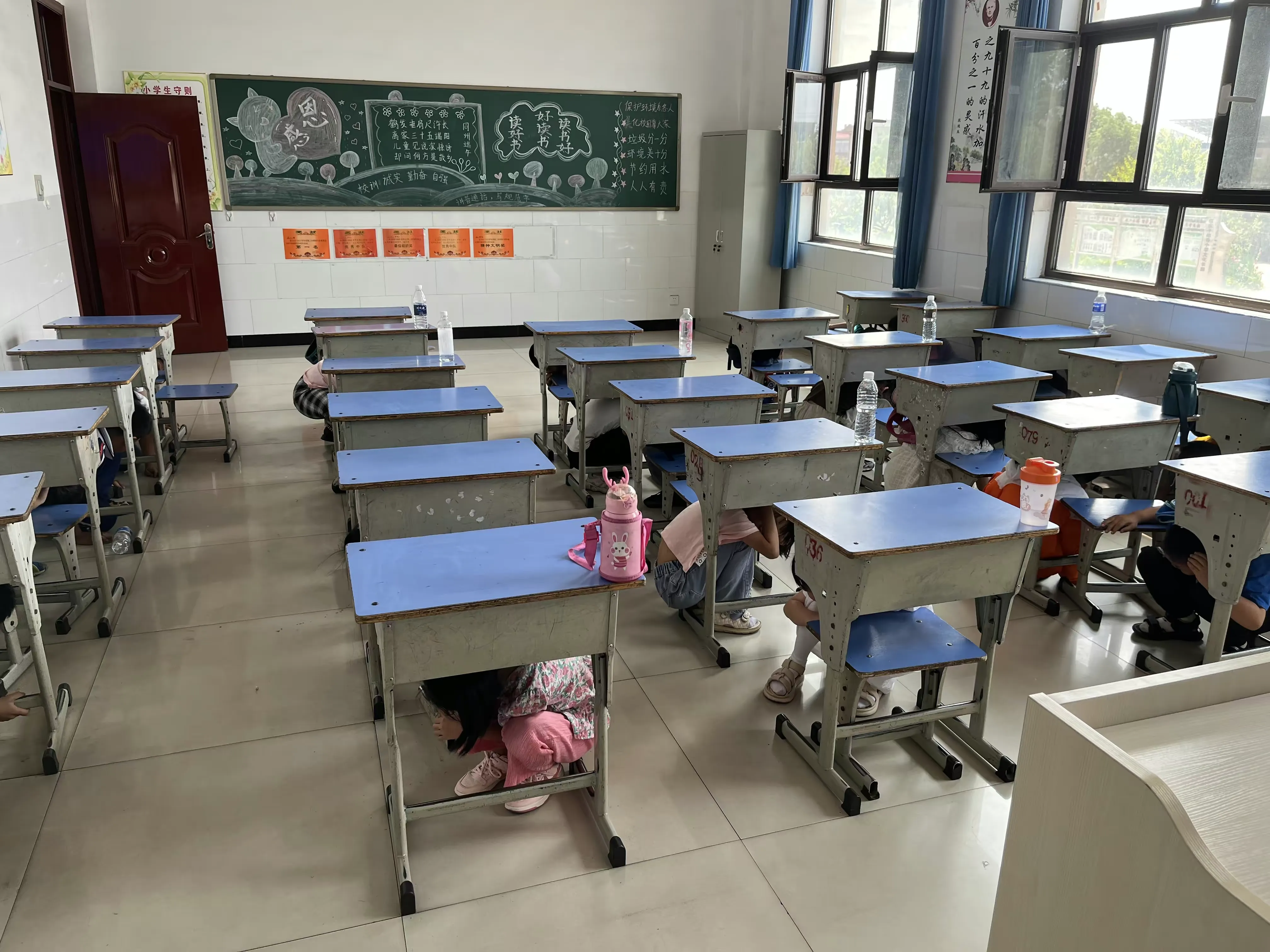 简篇-“防震减灾,安全先行!”——红庙子柏春小学地震演练活动